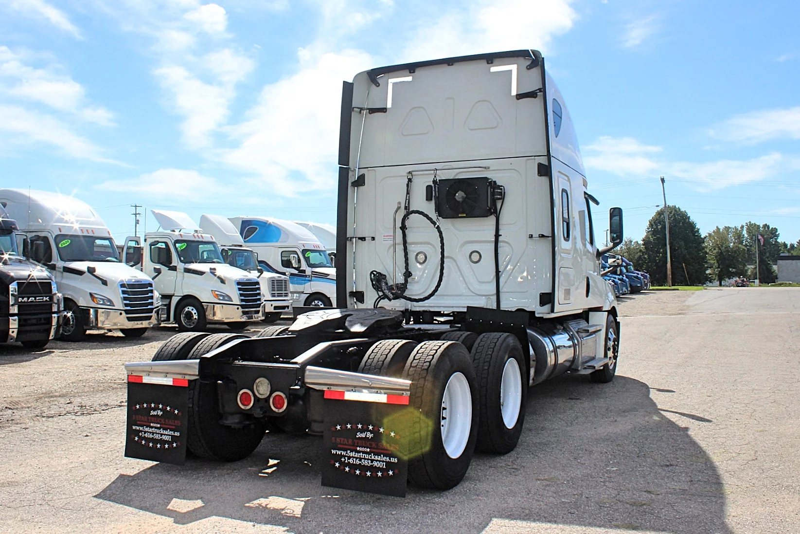 Used 2020 Freightliner Cascadia - photo 2