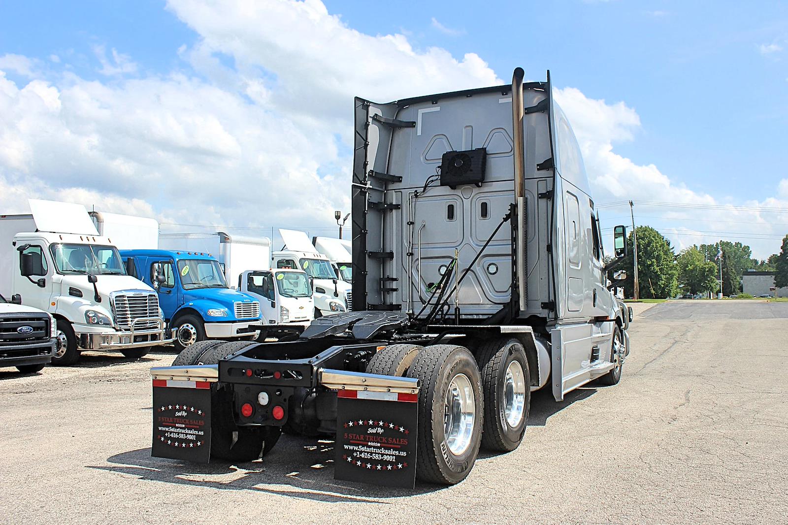 Used 2023 Freightliner Cascadia - photo 2