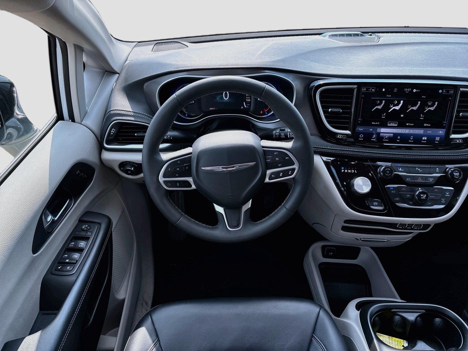 Used 2024 Chrysler Pacifica - photo 2