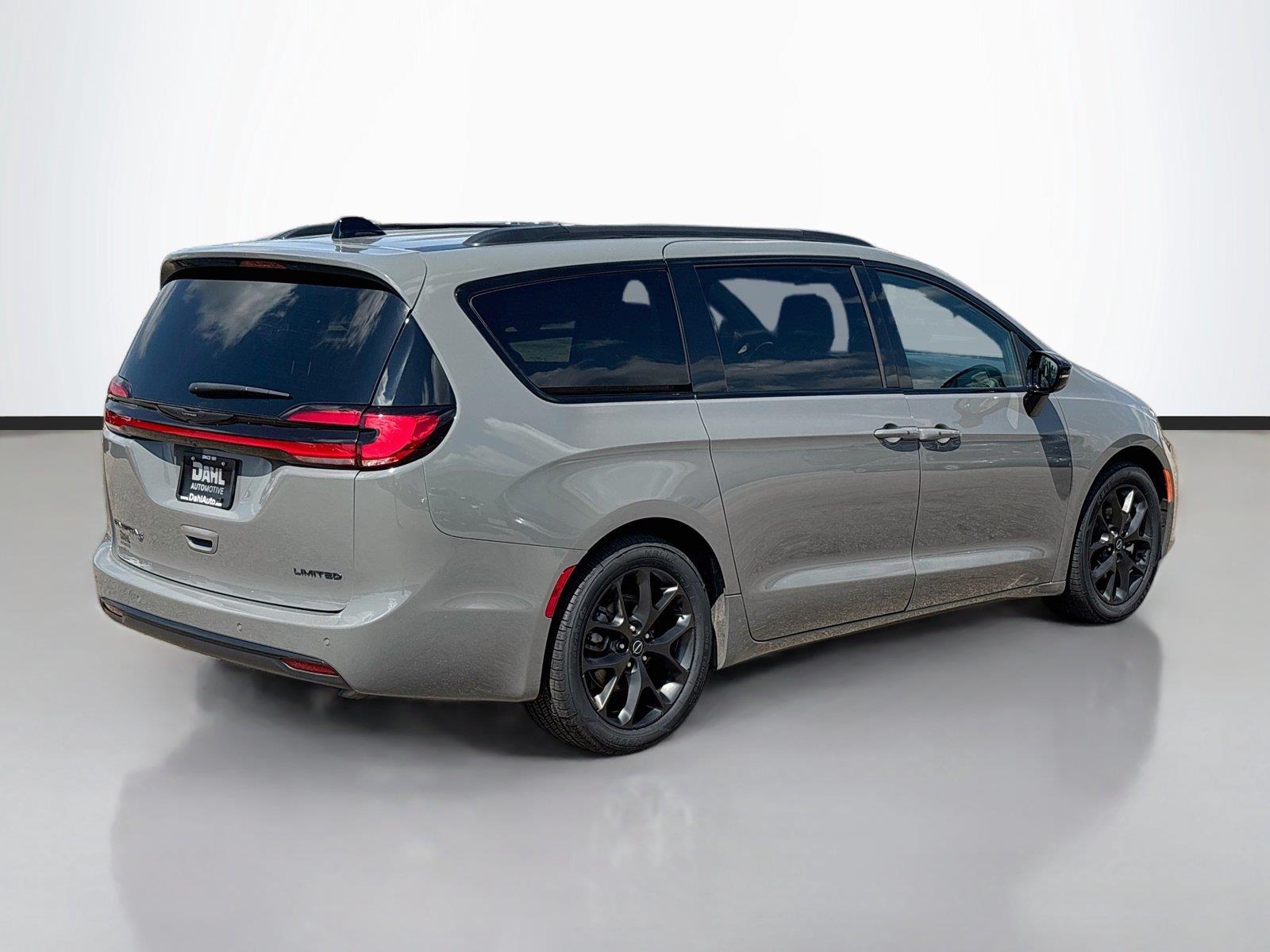 Used 2025 Chrysler Pacifica - photo 2