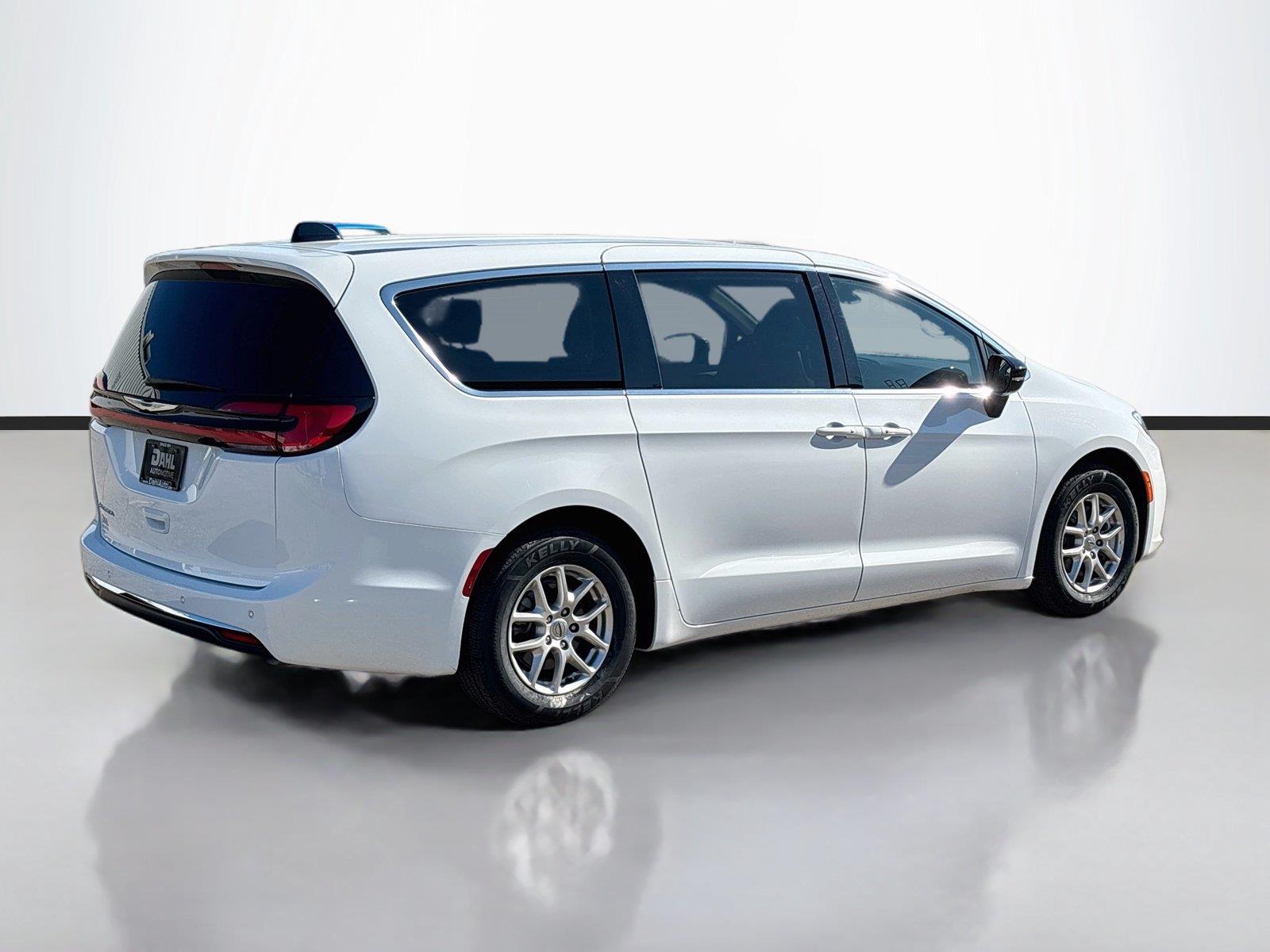 Used 2025 Chrysler Pacifica - photo 2