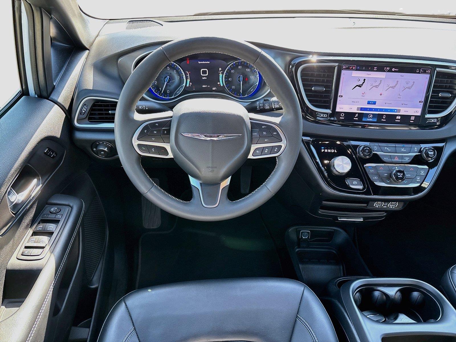 Used 2025 Chrysler Pacifica - photo 2
