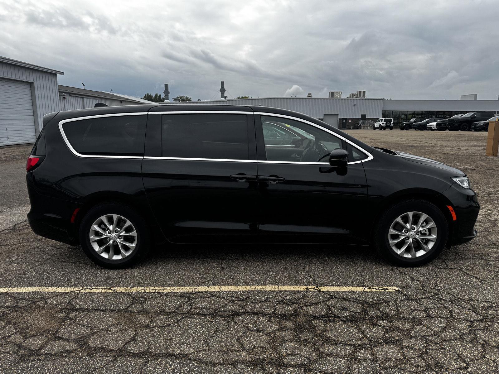 Used 2026 Chrysler Pacifica - photo 2