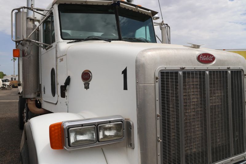 Used 2002 Peterbilt 357 - photo 2