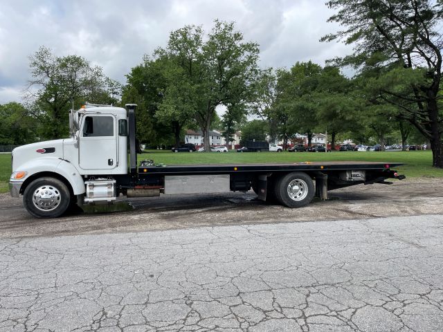 Used 2017 Peterbilt 337 - photo 2