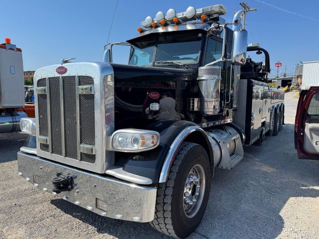 Used 2017 Peterbilt 389 - photo 1