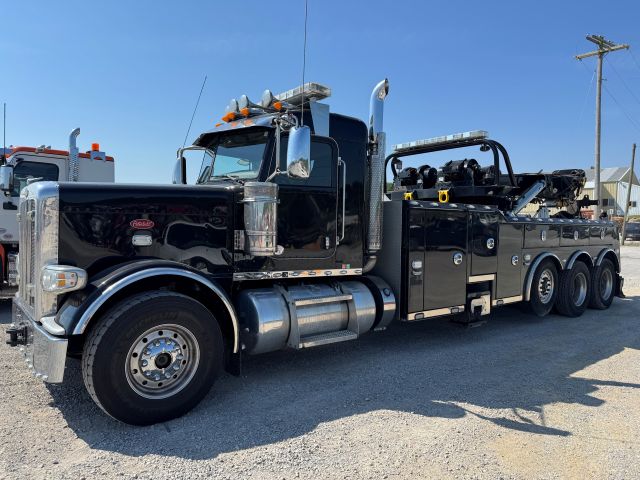 Used 2017 Peterbilt 389 - photo 2