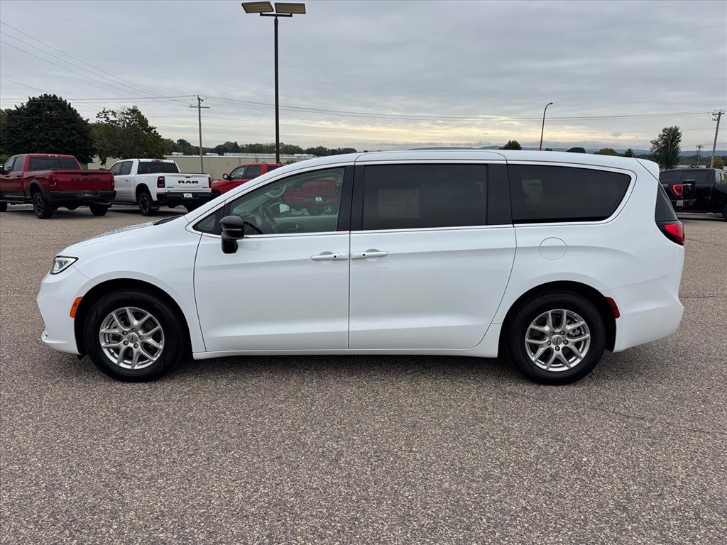 Used 2024 Chrysler Pacifica - photo 2