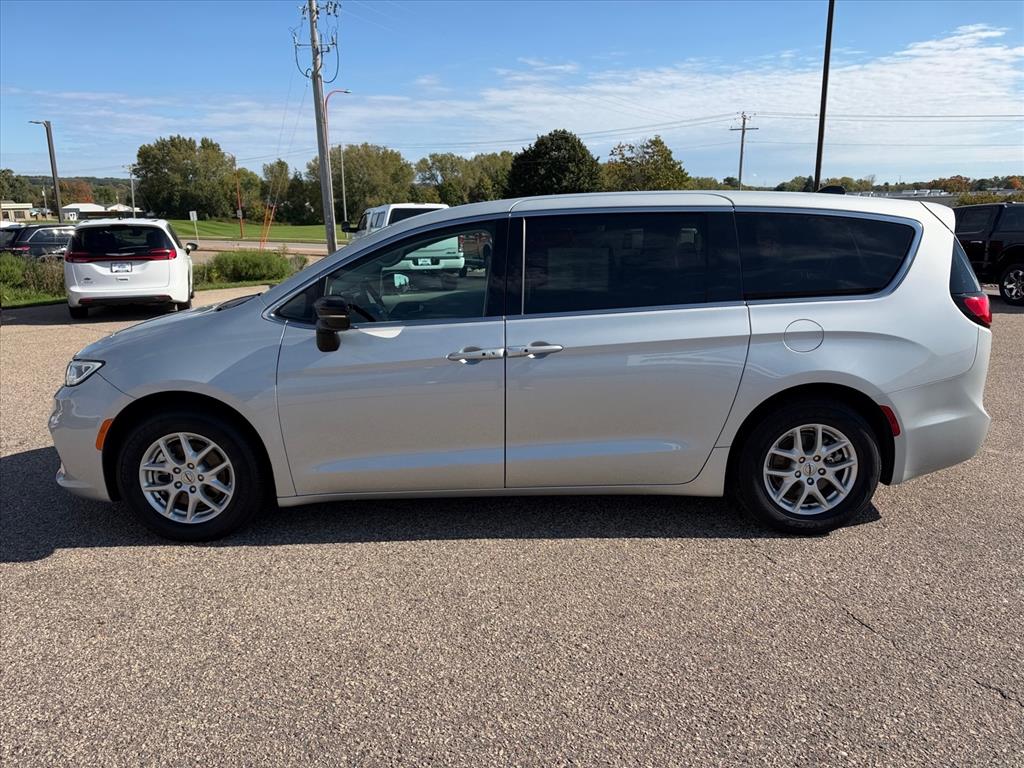 Used 2024 Chrysler Pacifica - photo 2