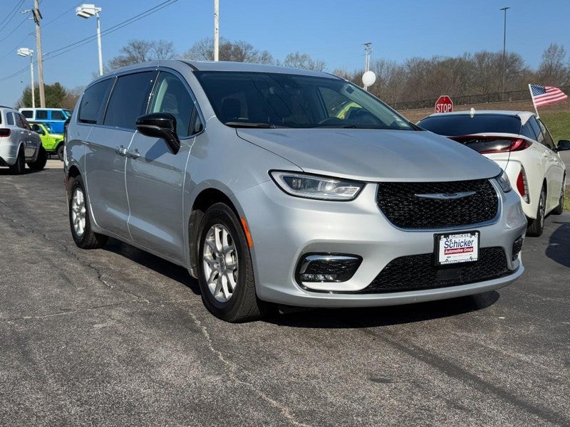 Used 2024 Chrysler Pacifica - photo 2