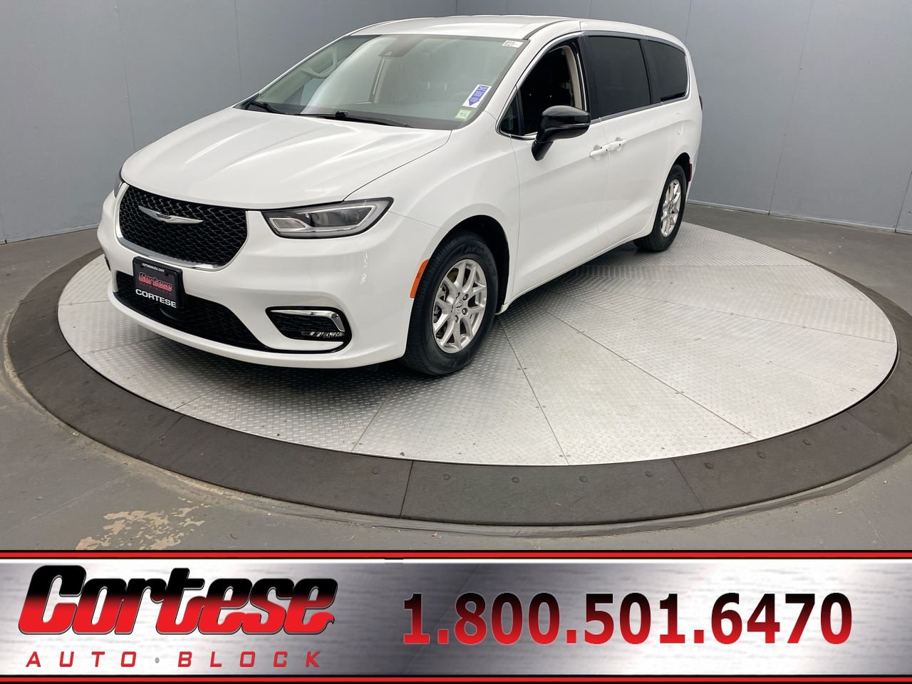 Used 2024 Chrysler Pacifica - photo 1