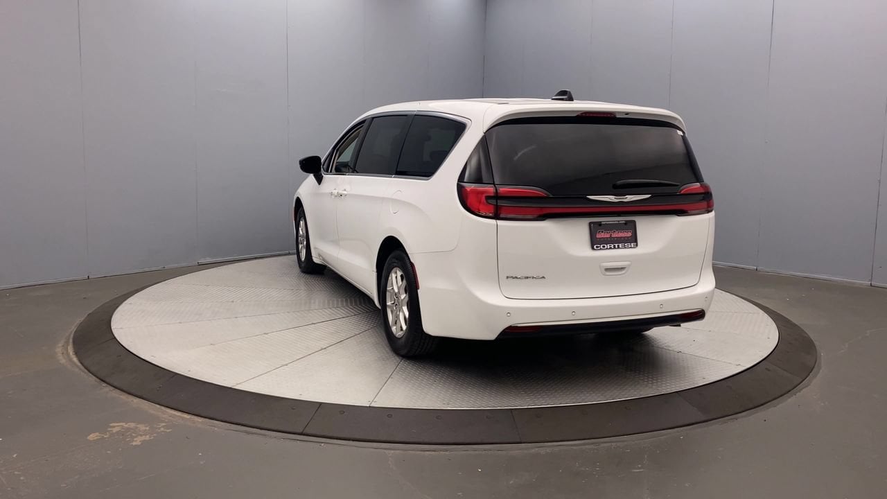 Used 2024 Chrysler Pacifica - photo 2