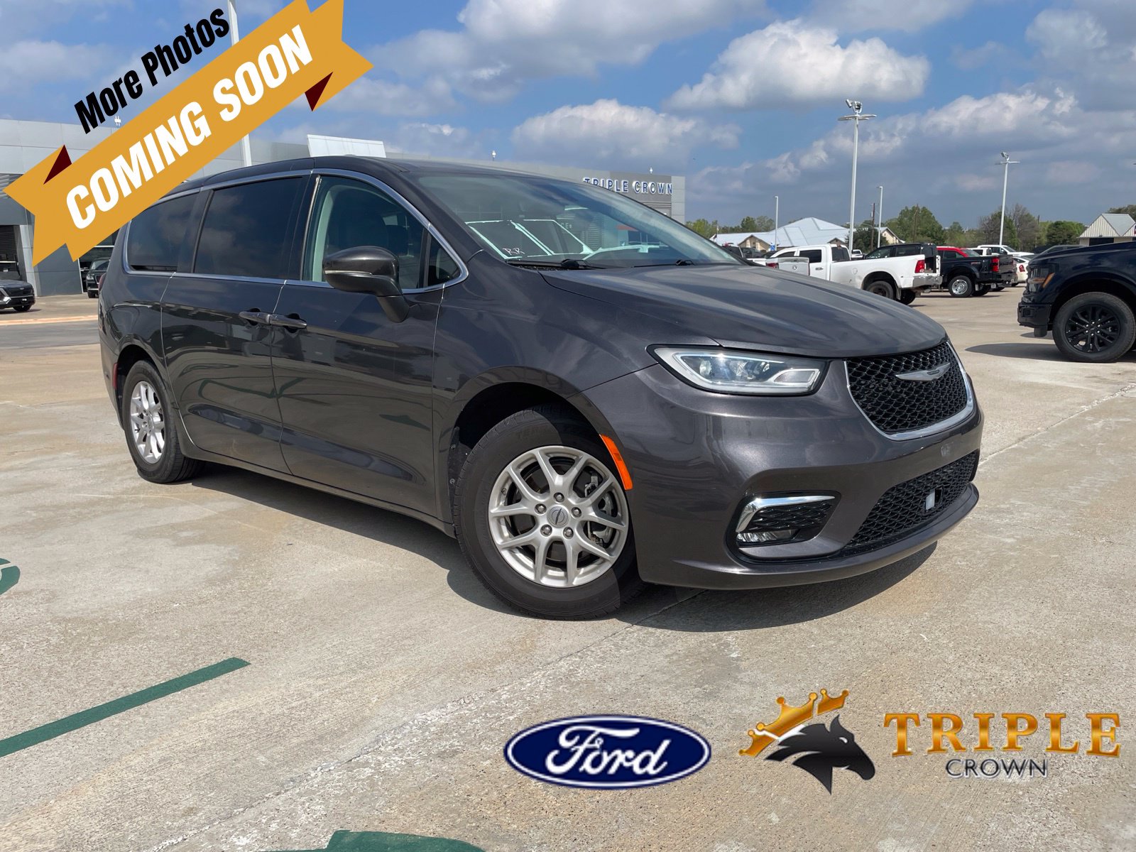 Used 2023 Chrysler Pacifica - photo 1